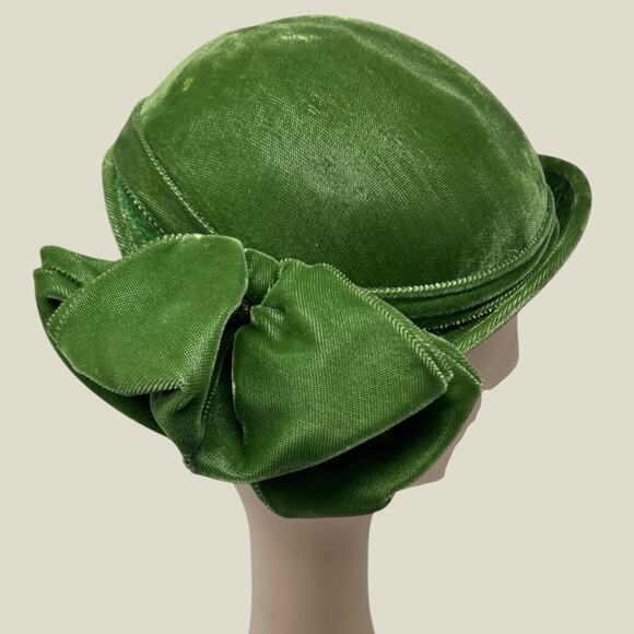 Vintage Emerald Green Velvet Cloche Hat Bow Rhinestone Mid Century 21” - Picture 2 of 8